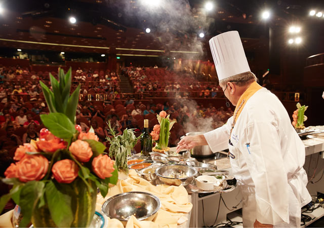 Cooking demonstration by chef in a theatre 